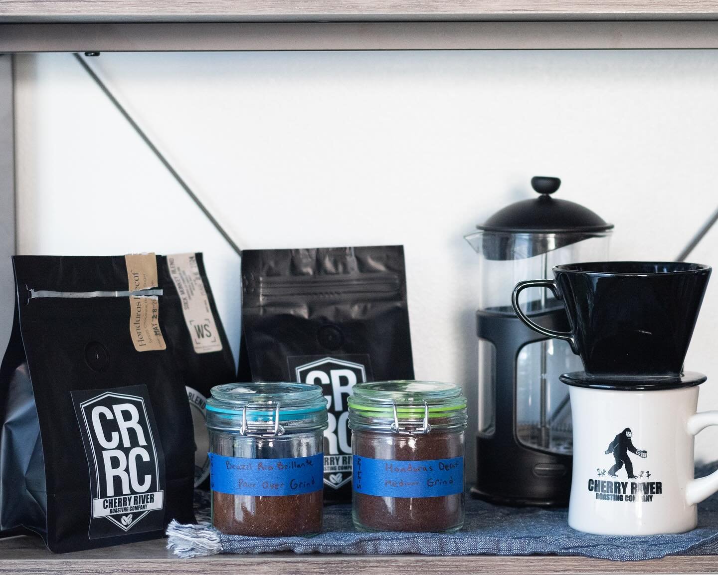 Do you have a special place for coffee in your own home? Whether it be a corner in the kitchen, a place on the shelf, or a simple espresso machine, your own dedicated space for coffee is special! We hope we can be part of that space with you 🙌🏻☕️
.
